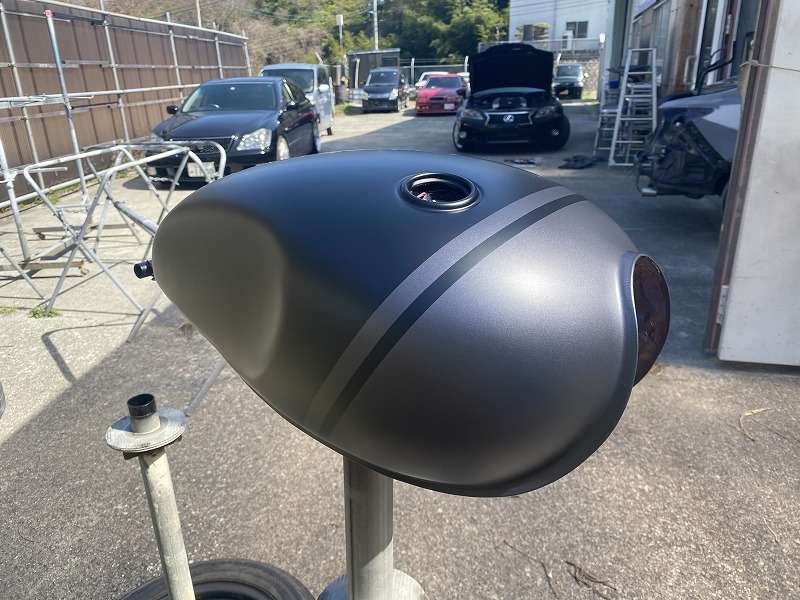 広島県 広島市 バイク塗装　トライアンフ ボバー タンク塗装